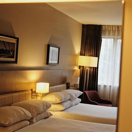 Lancaster Hotel Uxbridge Exterior foto